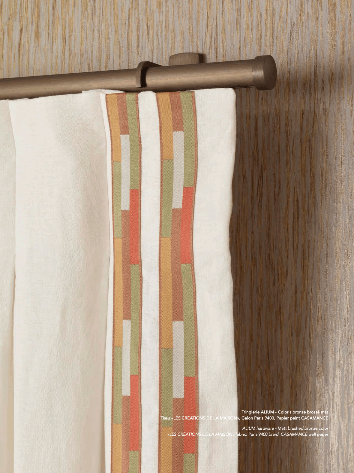Tringlerie ALIUM - Coloris bronze brossé mat Tissu «LES CRÉATIONS DE LA MAISON», Galon Paris 9400, Papier peint CASAMANCE Tringlerie ALIUM - Coloris bronze brossé mat<br />
Tissu «LES CRÉATIONS DE LA MAISON», Galon Paris 9400, Papier peint CASAMANCE